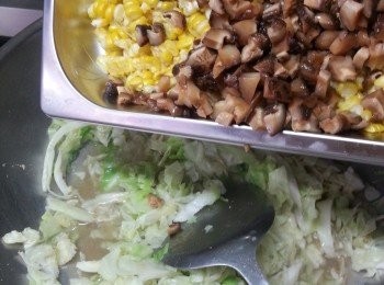 step2: 椰菜洗淨後切絲,燒熱鑊落2湯匙油,炒香椰菜,加入冬菇及粟米,落調味料略煮到椰菜變軟身後試味