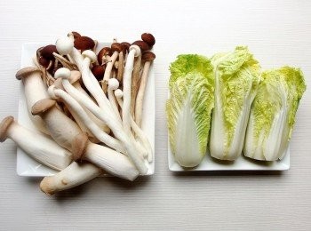 step4: 可選擇喜歡的菇類,利用菇類及娃娃菜(包心白菜)的自然鮮甜來增加湯頭風味。