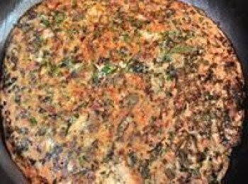 step4: 起油鍋倒入調好的蛋液,煎至兩面金黃熟透就可以起鍋囉