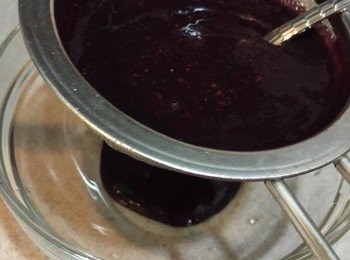 step5: 跟住用隔篩走較大既果皮同核，隔好既野莓液加入煉奶攪勻備用