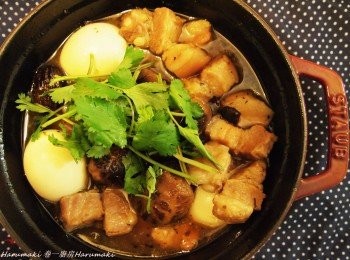 step5: 豬腩肉煮20分鐘後熄火焗20分鐘, 
開蓋放黃糖, 放入巳剝殼的蛋, 上蓋慢火煮10分鐘完成