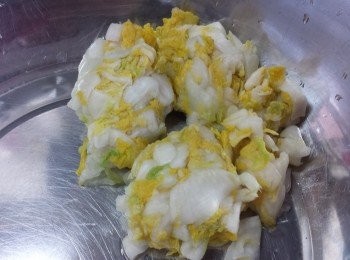 step2: 將紹菜搾出水份，再用清水洗一次，再搾出所有水份。