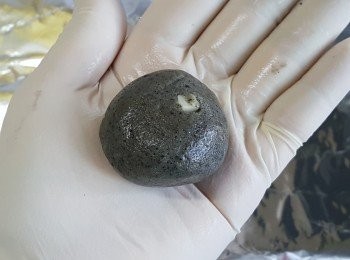 step5: 拿出少許麵糰搓圓後，再稍壓扁。