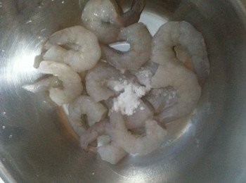 step1: 急凍蝦仁解凍後,用1茶匙生粉擦洗,再用水沖洗乾淨
