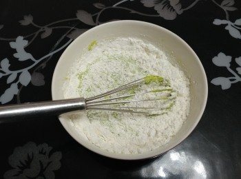 step3: 將麵粉及泡打粉篩進，徹底攪勻至無粉粒