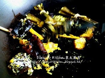 step11: 燒紅鑊 , 將之前盛起的Salam葉 , 斑蘭葉 , 香茅 , 南薑片落鑊爆香後取走