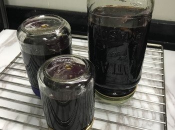 step6: 老陳皮冰糖燉檸檬完成後，趁熱倒入玻璃樽(不要倒滿)，
蓋上蓋再倒轉放涼，排走空氣形成真空效果。
放涼後反轉放在陰涼位置保存。