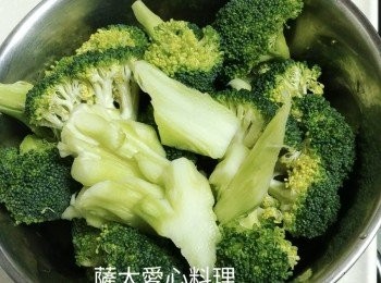 step1: 西蘭花切塊，腳撕去外皮,切片。