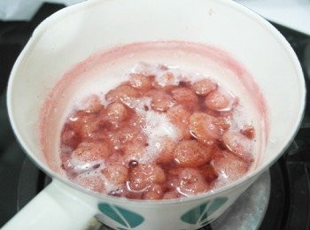 step2: 草莓慢慢變成濃稠狀態即可關火。