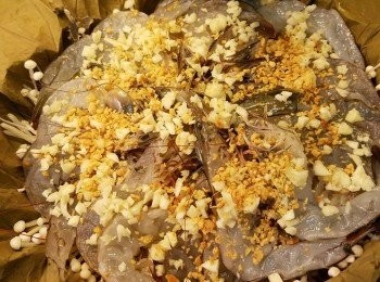 step7: 我再舖上炸蒜同生蒜，包好，蒸多 10 分鐘。