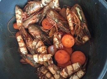 step3: 白鑊加熱，放薑、乾蔥頭，蒜頭炒30秒，再加入蝦殼、蝦頭煎香，鍋邊讚兩湯羹紹興酒，炒勻，再＋3至四碗水、茄膏、糖一茶匙，中火煮15分鐘，格渣備用。鹽、黑胡椒調味。