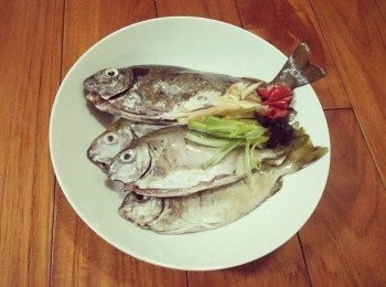 step1: 將澎湖象魚【澎湖野生水產】從袋中取出，解凍，將去魚鱗、魚鰓、內臟，並清洗乾淨，薑絲切絲、青蔥切段，辣椒斜切，黑蒜頭【富陽黑蒜】去外膜並剝開，備用；
富陽生技： http://www.foryounger.com/index.php?class=about&id=4