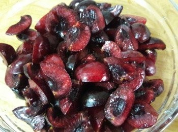 step2: 櫻桃洗淨去籽 , 一顆切四片