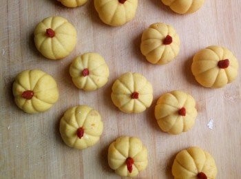 step7: 冷水下鍋，南瓜包上放上壹粒枸杞子作為南瓜的蒂，上汽後再蒸15分鐘，燜5分鐘後就可以拿出來吃啦！