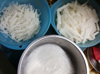 step5: 其餘蘿蔔一半切粗條,另一半切幼絲或刨幼絲
