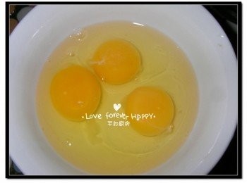 step3: 雞蛋打散, 加入海鹽及胡椒粉, 用叉子攪勻
