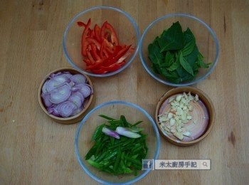 step3: 蒜頭切碎，乾蔥頭切片、紅椒切絲，青蔥斜切成小段，九層塔去梗。