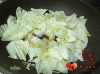 step3: 加入<span class="group_2">調味</span>和少許水悶煮一下(依個人口感調整)