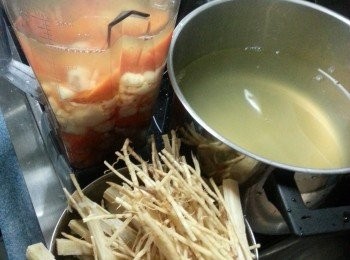 step3: 水滾加入所有材料,大火煮滾後轉慢火煮3小時,加入冰糖調味,煮好後竹蔗及茅根不要,甘筍及馬蹄用部份水裝起,放入攪拌機攪碎