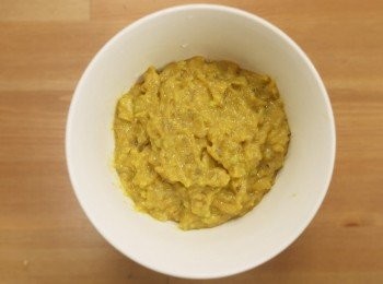 step2: 步驟2：
取炒鍋倒入沙拉油熱鍋，轉中火將蟹膏放入炒至鬆散且香氣散發後，取出放涼備用，取調理容器放入蝦泥、鹽、白胡椒粉、太白粉、地瓜粉、1匙米酒拌勻，接著加入肥絞肉泥繼續攪拌，最後加入蟹膏、蛋白、香油攪拌均勻後，用雙手摔打肉泥約5分鐘出筋產生黏稠感。