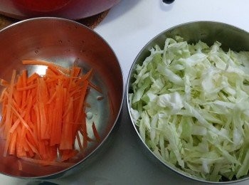 step2: 甘荀及椰菜切幼絲。