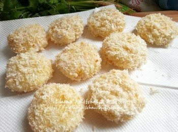 step8: 30分鐘後薯餅從雪櫃取出 , 依次序沾上麵粉 >> 雞蛋液 >> 麵包糠