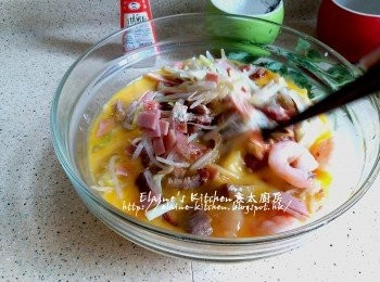 step9: 雞蛋打入大碗內打散 , 將待涼的配料放入 , 加少許胡椒粉調味拌勻