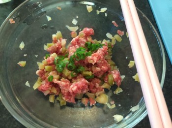 step2: 豬肉碎用少許糖和胡椒粉調味，再加入榨菜碎和蔥花拌勻。