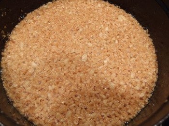 step6: 炸的過程變化很快，需隨時注意，等到全部變金黃色馬上熄火。將蒜頭酥全部用濾網撈起，千萬別泡在熱油中，不然會焦黑掉。