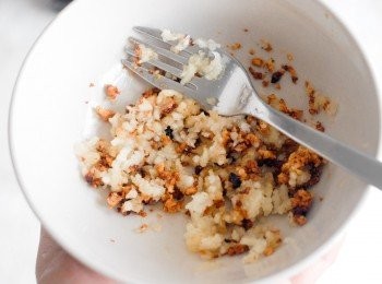 step2: 在熱鑊內下3湯匙油，再下一半份量的蒜蓉，炒至微微變色，然後與另一半蒜蓉拌勻