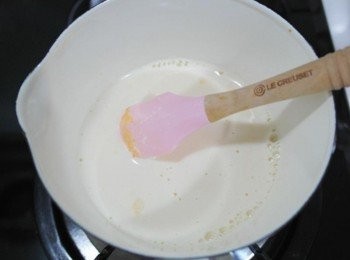 step6: 接著將盆中拌勻的蛋黃牛奶液倒回小鍋中以中小火加熱~~邊煮邊攪拌!!
