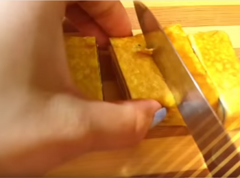 step9: 待蛋卷稍涼，切件上碟即成。
Cut and serve when the tamagoyaki is slightly cooled.