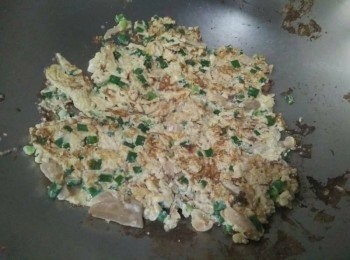 step3: 先熱鍋， 倒入橄欖油，接著放入碗中全部<span class="group_1">食材</span>的飛魚卵【澎湖野生水產】， 開中小火，煎約3分鐘後，轉中小火續煎，