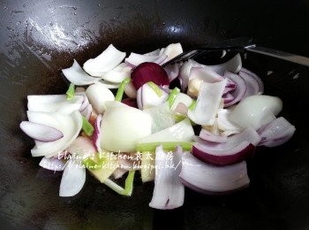 step5: 燒紅鑊 , 爆香薑片 , 蒜頭 , 乾蔥頭  , 芹菜莖 , 蔥白後再加入洋蔥拌勻炒至半軟身