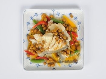 step4: 蒸好的魚,將蔥段及薑片都取出不用, 用另一個盤子放上彩椒及甜碗豆,將蒸好的魚也放入盤上,加入破布子及淋入調好的醬汁,再送進蒸爐或蒸鍋續蒸1-2分鐘。