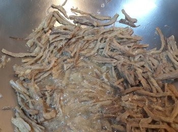 step2: 起油鍋~油比平常多一點~先放香菇頭絲爆香炒至香菇頭絲有點酥脆感