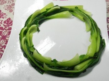 step2: 將青江菜先擺盤