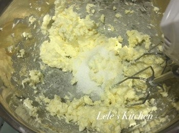 step2: 事先將奶油乳酪放置室溫回軟
使用攪拌器把奶油乳酪打散
再加入細砂糖
打到呈現霜狀
 
這時烤箱可以先預熱囉~
180度預熱十分鐘