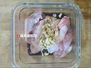 step2: 所有<span class="group_1">食材</span>放入耐熱玻璃保鮮盒，蓋上蓋子，搖一搖，醃30分鐘。外鍋1杯水，蒸30分鐘即可。