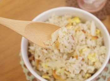 step7: 飯粒吃起來粒粒分明~~我喜歡這口感^^" 每一口都吃到櫻花蝦的香氣及清脆的高麗菜呢...美味極啦!!