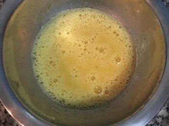 step4: 蛋黃和蛋加糖打散。(糖的用量請依所使用的巧克力甜度自行調整)