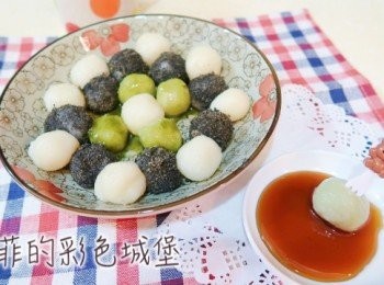 step7: 撈起三溫暖後的丸子再沾上一層綠茶粉和芝麻粉，顏色會更漂亮喔！因為整個過程都沒有加糖，所以直接沾糖蜜吃，就非常好吃了喔！