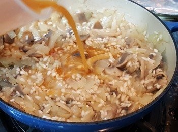 step7: 將<span class="group_3">調味料</span>拌勻後，每次加少許入意大利米中餚煮。