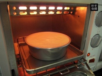 step4: 再找一個小盤子,倒入溫水,最好可以到達模型的四分之一會比較好...這種作法叫做"水浴蛋糕"
小烤箱預熱之後,把盤子放入,記得對準燈管的正中心,由於小烤箱的燈管通常比較會有受熱不平均的現象,
所以要特別注意位置上的調整