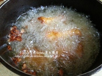 step6: 10分鐘後將雞雞回油鑊用中火慢慢炸至金黃色