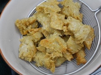step2: 用平底鍋下多一點油，逐少下烤麩以半煎烤方式煎至金黃色及硬身
之後撈起隔去多餘油份備用
