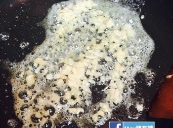 step4: 燒熱鑊，煮溶牛油，放入蒜蓉炒香，加入檸檬汁拌匀。將煮好的蒜蓉牛油汁淋在已烤好的蝦卷上即成。