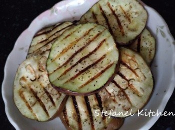 step3: 上碟時塗上初榨橄欖油，撒上海鹽或鹽及蘿勒即可進食