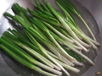 step2: 將根部的地方先川燙2-3分後~在將前端一起放下川燙~這樣前端才不會過分軟爛