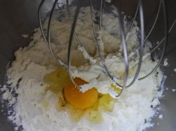 step5: 將雞蛋一顆一顆加入拌勻